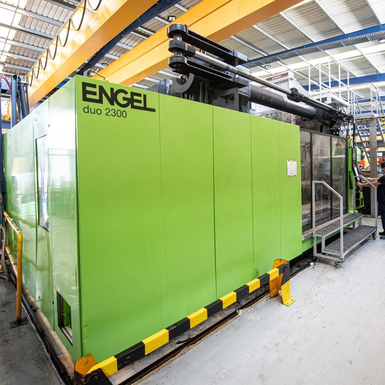 máquina ENGEL duo 2300 AKT plásticos en Amorebieta